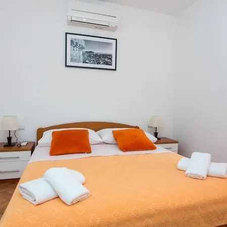 Holiday King - Four Bedroom House With Terrace