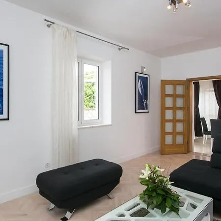 Holiday King - Four Bedroom House With Terrace דירה *