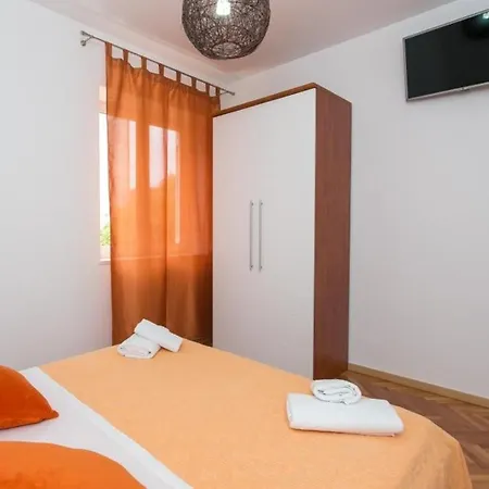 Holiday King - Four Bedroom House With Terrace *