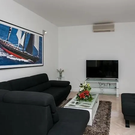 Holiday King - Four Bedroom House With Terrace *