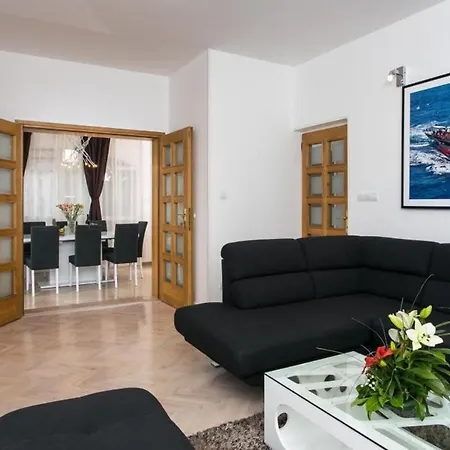 Holiday King - Four Bedroom House With Terrace 公寓 *
