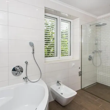 Holiday King - Four Bedroom House With Terrace *