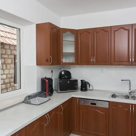 Holiday King - Four Bedroom House With Terrace *