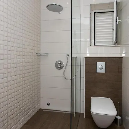 Holiday King - Four Bedroom House With Terrace *
