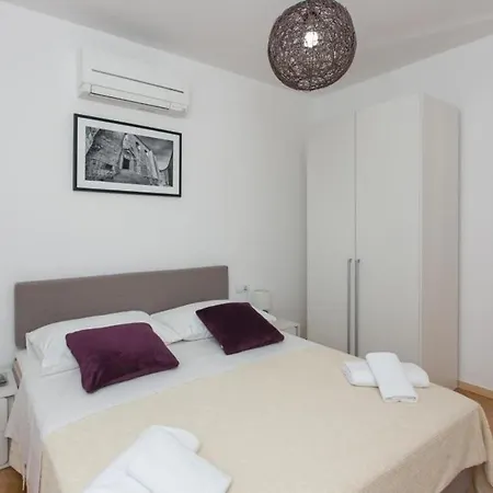 Holiday King - Four Bedroom House With Terrace