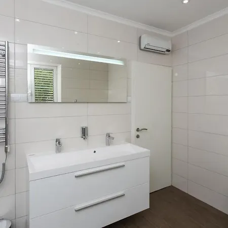 Holiday King - Four Bedroom House With Terrace Appartamento Ragusa