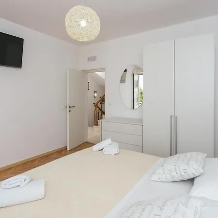 Holiday King - Four Bedroom House With Terrace * Ragusa