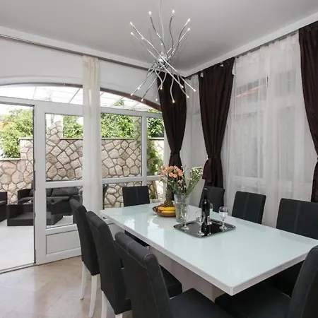 Holiday King - Four Bedroom House With Terrace Lägenhet *